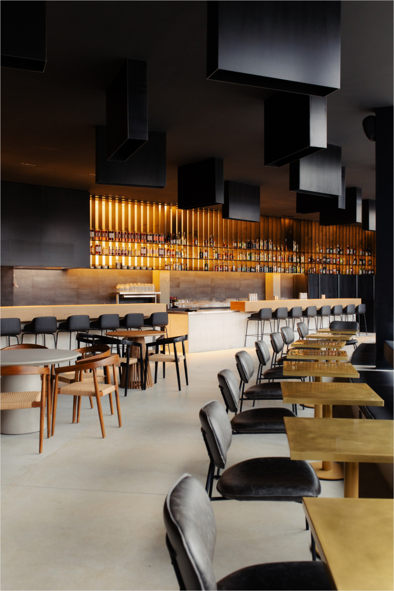 Зал ресторана с одиночными столиками Lubna restaurant