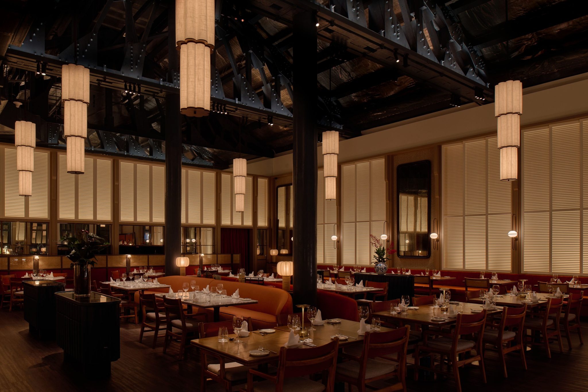 Зал ресторана со столами Jiak Kim House