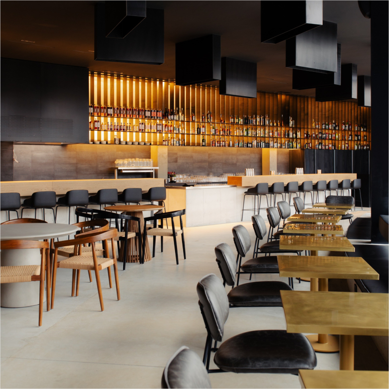 Зал ресторана со столиками и стульями Lubna restaurant