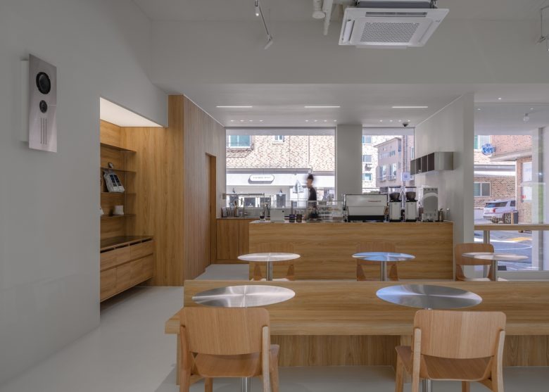 Зал с барной стойкой и кофейным оборудованием Prompt Café