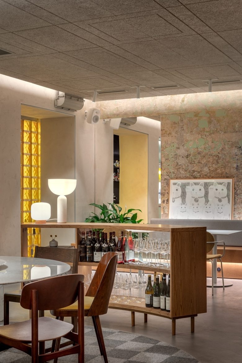 Зал с барной зоной и вином Māsa