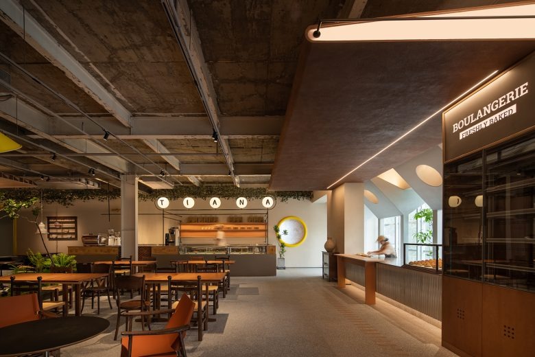 Зал с баром и витриной пекарни Tiana Factory