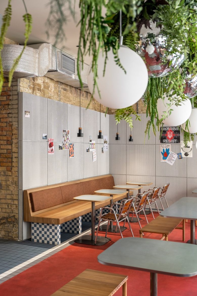 Зал с диванами и растениями NUNU Hamburger