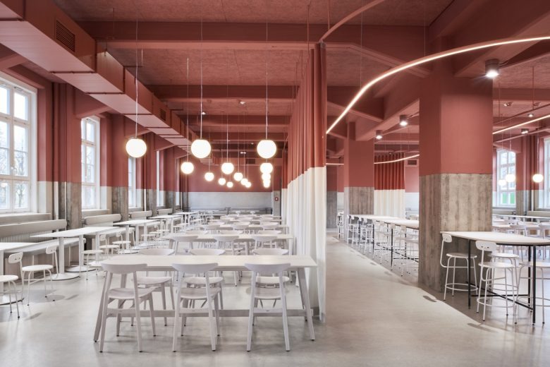 Зал с длинными столами и подвесными шарообразными светильниками Hans & Werner