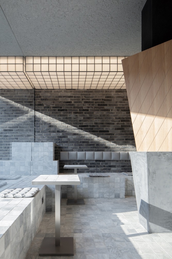 Зал с каменной отделкой и встроенными сиденьями JM Café