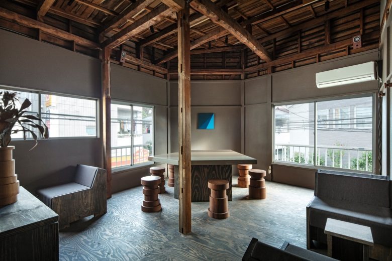 Зал с круглым столом и табуретами LIGHT UP COFFEE