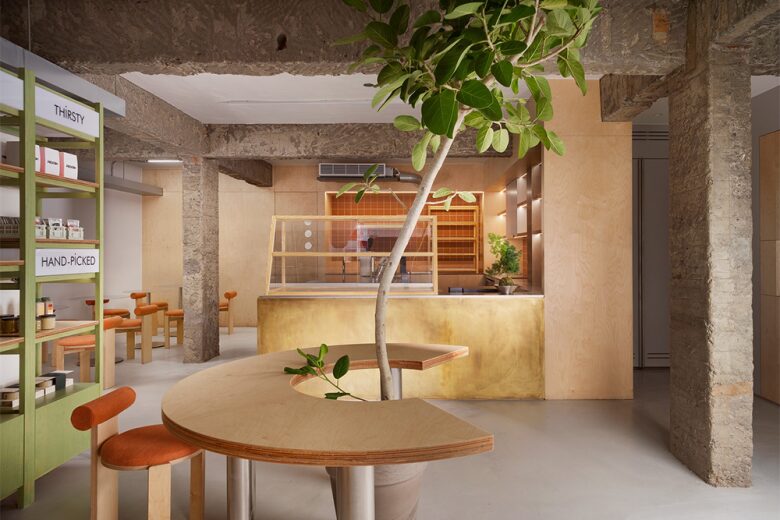 Зал с полукруглым столом Peckish Bakery