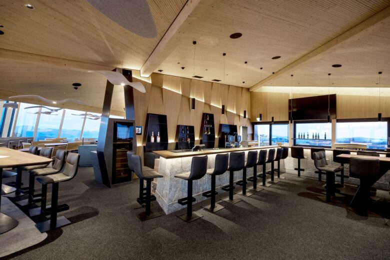 Зал с высоким столом и стульями The Eagle Mountain Top Restaurant