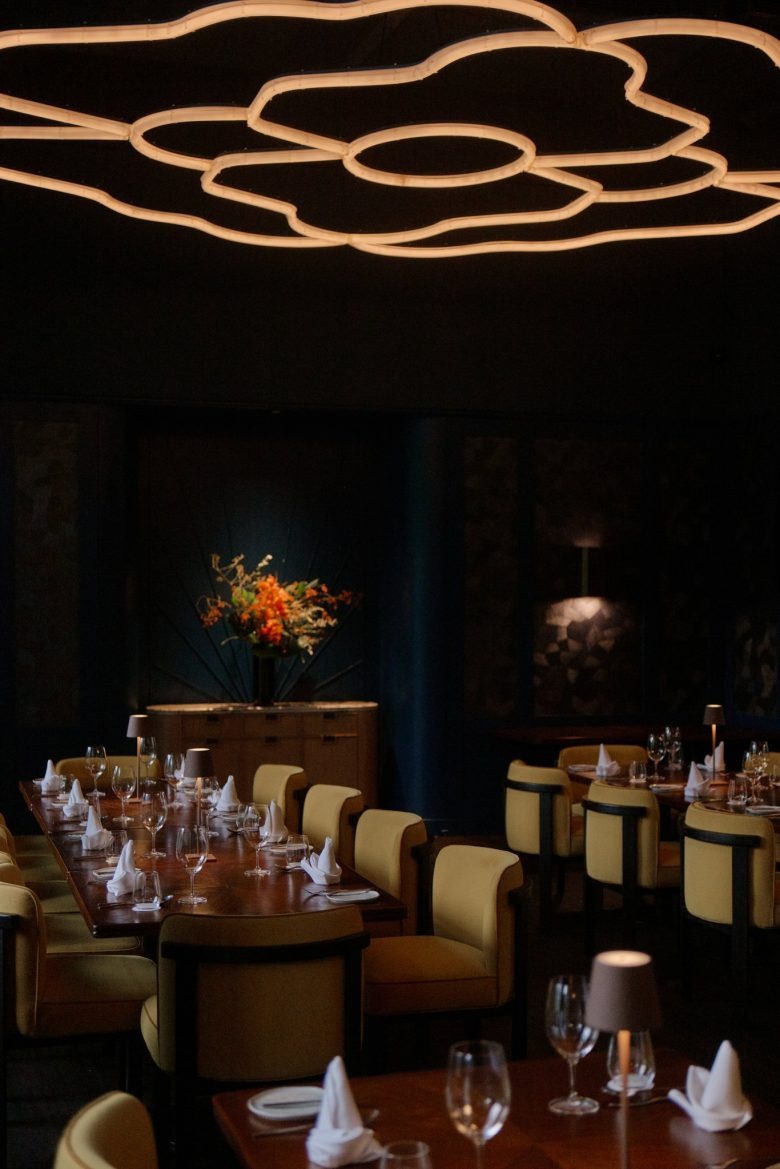 Зал со столами и мягкими стульями Jiak Kim House