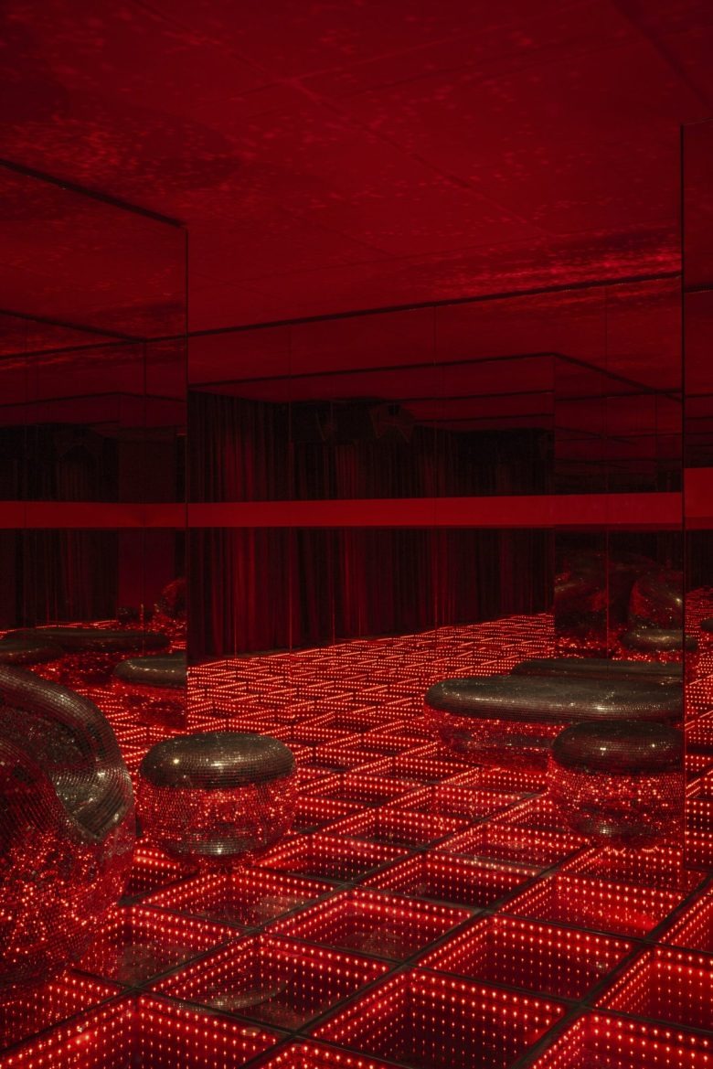 Зеркальное пространство с красной подсветкой Delano Dubai hotel