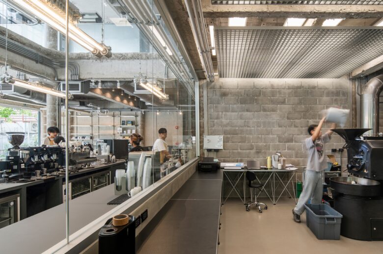 Зона кухни за стеклянной перегородкой Factory Coffee HQ