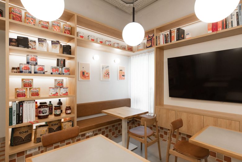 Зона отдыха Pizza Academy Bidfood с книжными стеллажами