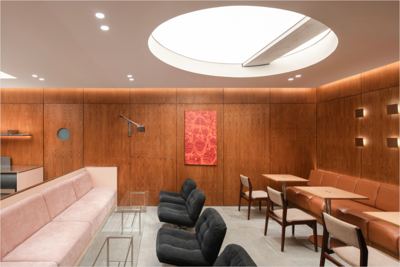 Зона отдыха кафе с мягкой мебелью TWO THIRDS café