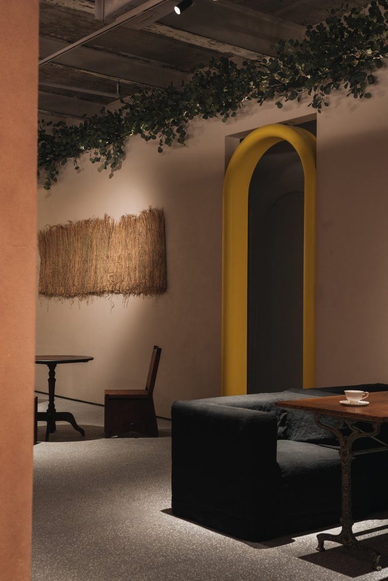 Зона отдыха с арочным проходом и диваном Tiana Factory