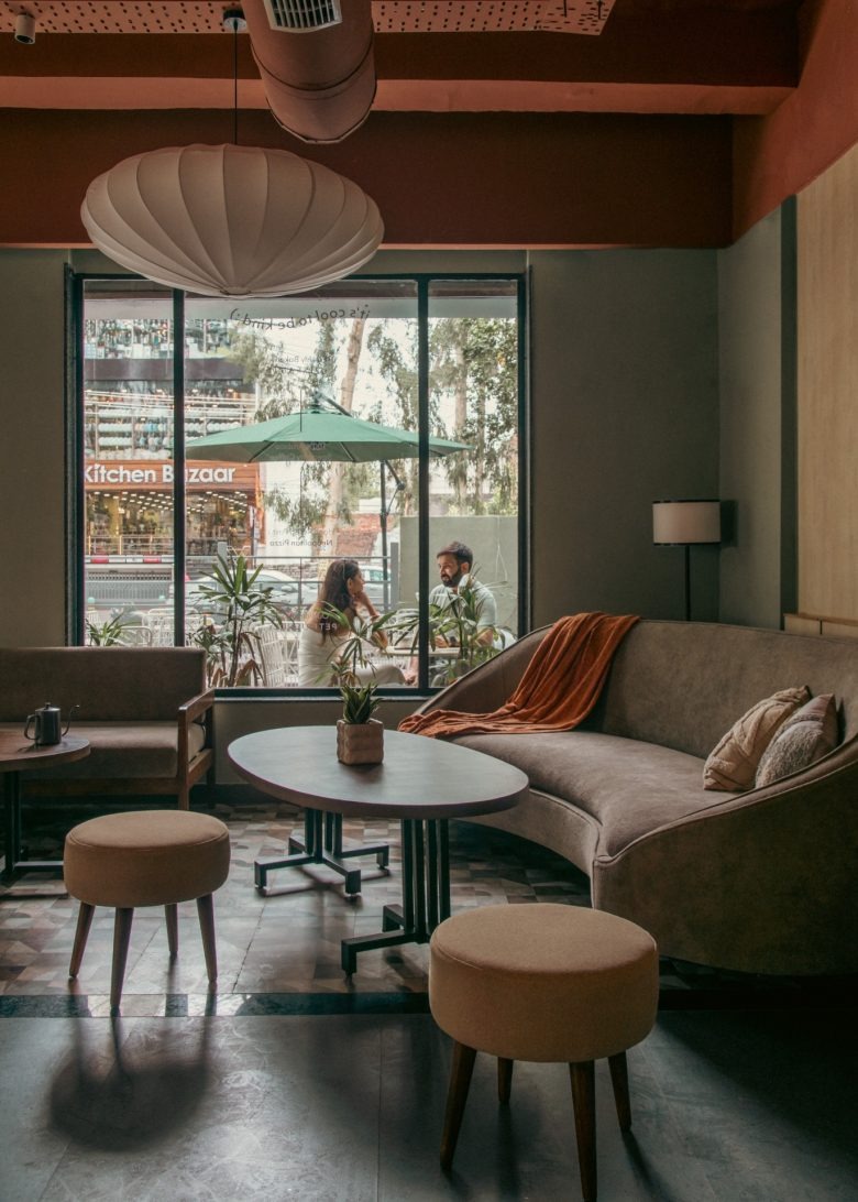 Зона отдыха с диваном у окна Sidewalk Bakehouse and Cafe