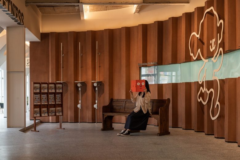 Зона ожидания с лавкой и декоративной стеной Tiana Factory