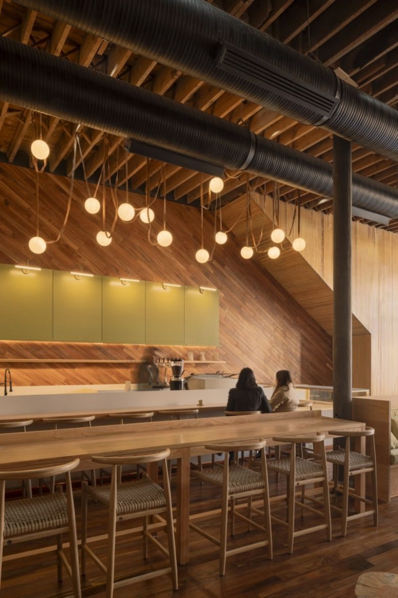 Зона посадки с деревянные столы Espacio Cafetero