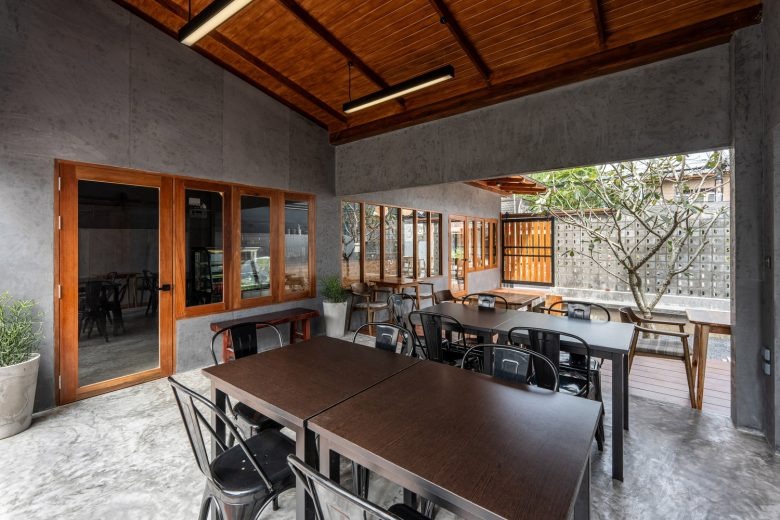 Зона посадки с деревянным потолком Bun Pastry & Beverages