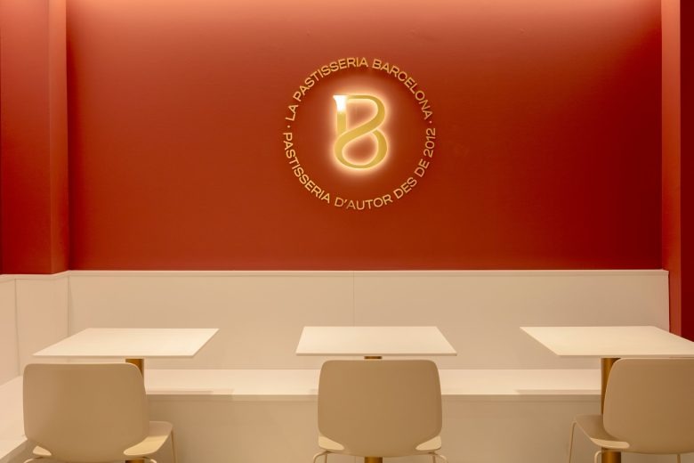 Зона посадки с логотипом на красной стене La Pastisseria Barcelona