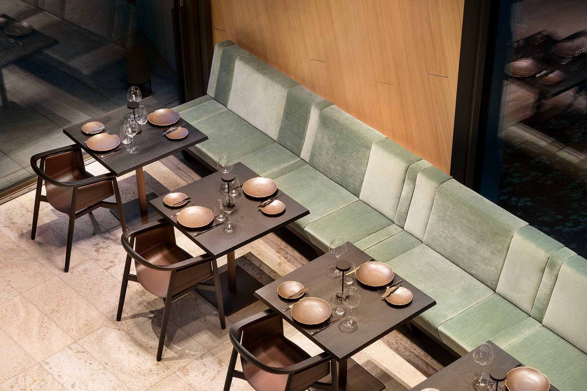 Зона посадки с мягким диваном и сервировкой столов FOGO E ÁGUA at ALEA RESORT