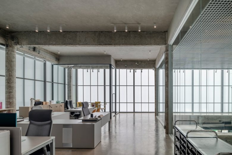 Зона рабочего пространства со столами Factory Coffee HQ