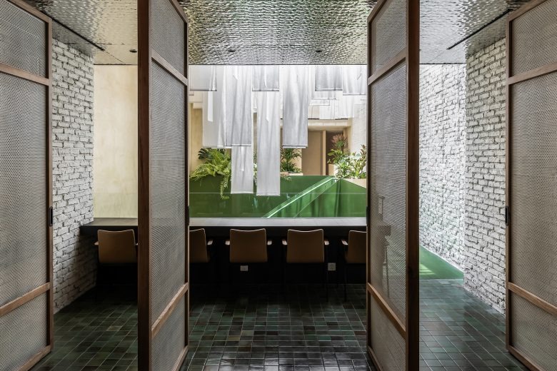 Зона с барными местами у окна MORICO Café