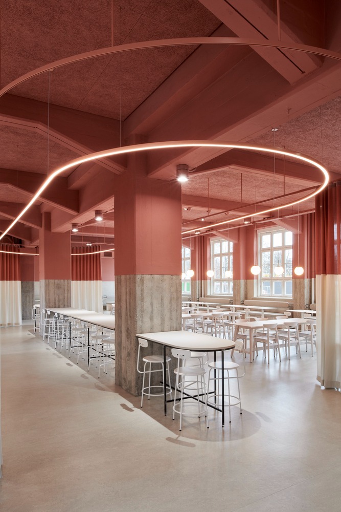 Зона с барными столами и неоновой световой линией на потолке Hans & Werner