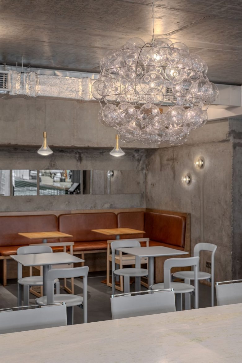 Зона с диванами и дизайнерским светильником union bistro