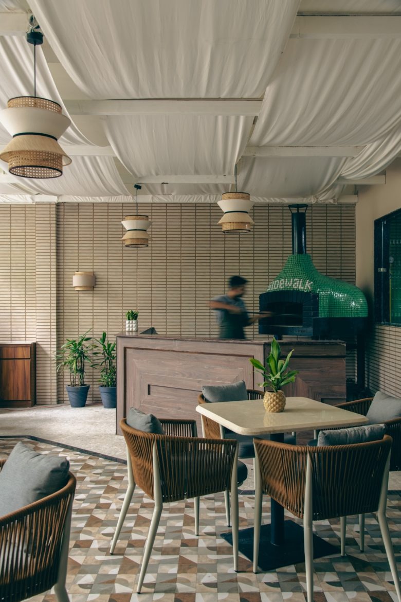 Зона с печью и посадкой в кофейне Sidewalk Bakehouse and Cafe