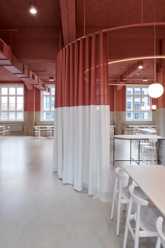 Зона с текстильной перегородкой и столами Hans & Werner