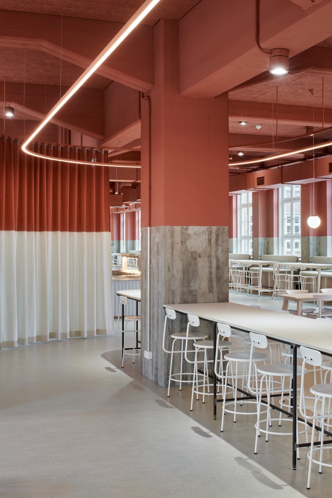 Зона со столами и колонной с неоновой линией освещения Hans & Werner