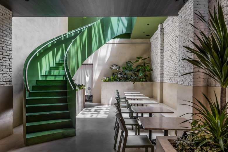 Зона со столиками и зелёной лестницей MORICO Café