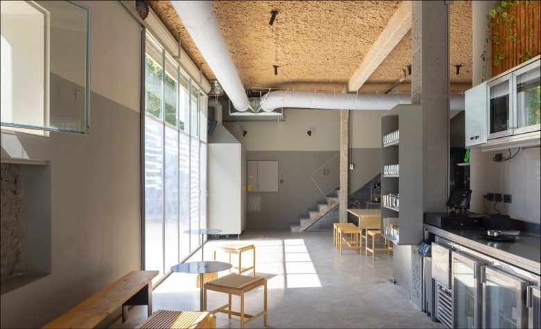 Зона у окна с естественным светом NESS restaurant