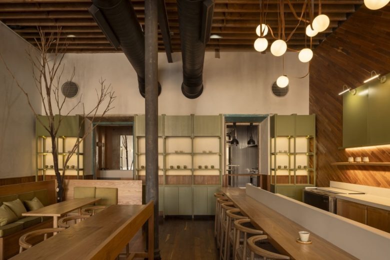 Зал с длинными столами и стульями Espacio Cafetero