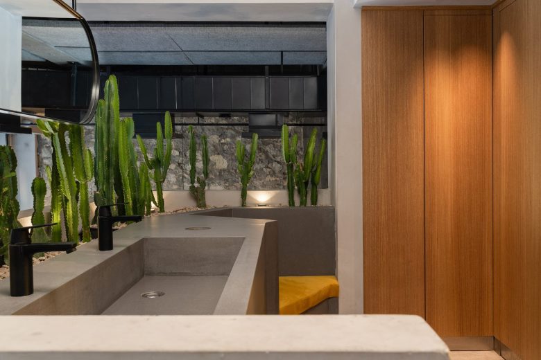 Зона умывальников ресторана Father Bun с растениями