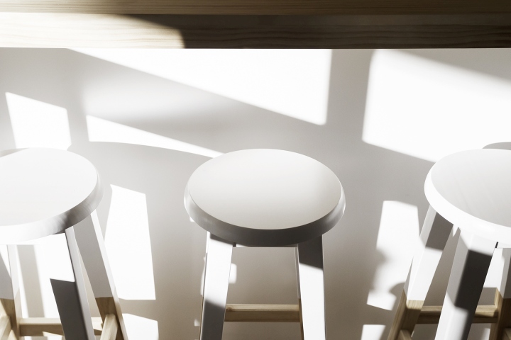 Барные стулья в оформлении кондитерской La Torta от NAN Arquitectos в Испании