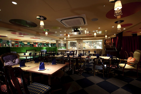 Удивительный ресторан «Алиса в Стране чудес» в Токио от студии Fantastic Design Works
