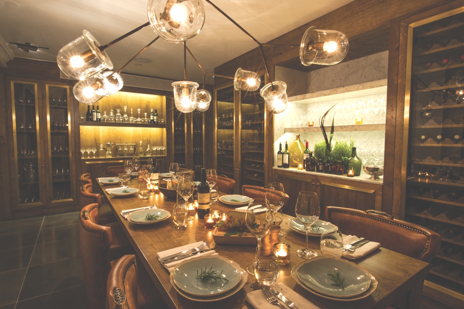 Красиво сервированный стол ресторана в Ampersand Hotel в Великобритании