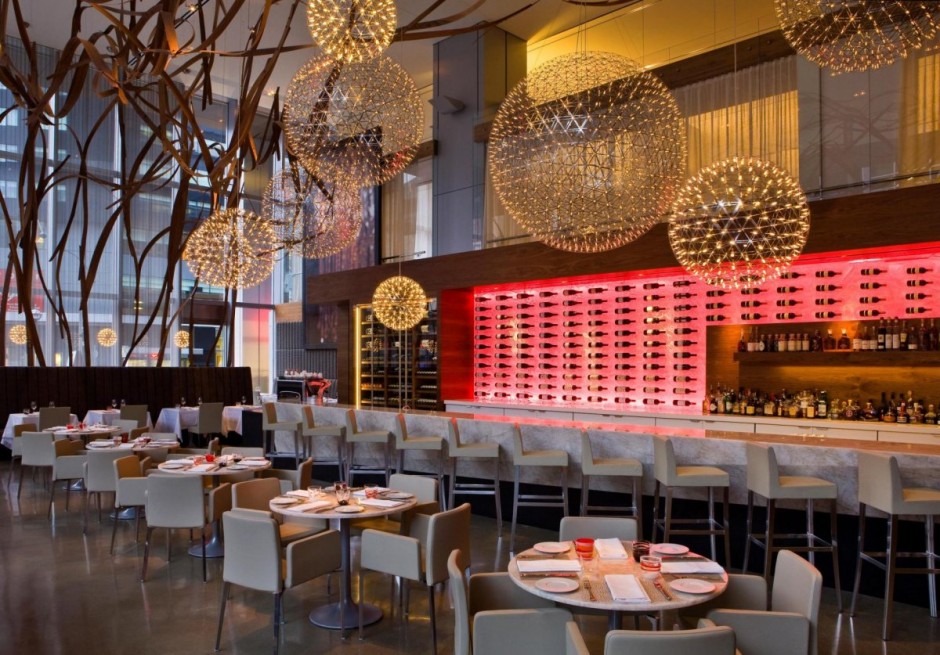 Светящийся стеллаж для вин ресторана Aria в Торонто