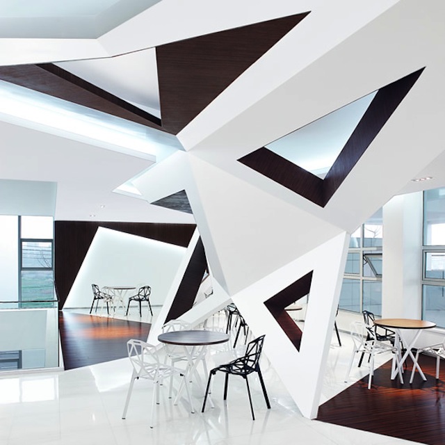 Геометрический потолок в кафе