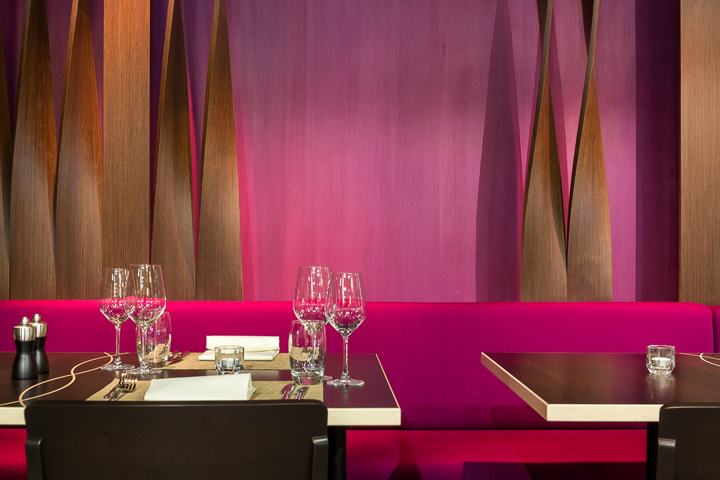 Витые деревянные элементы декора стен ресторана-бара Aurora в Швейцарии