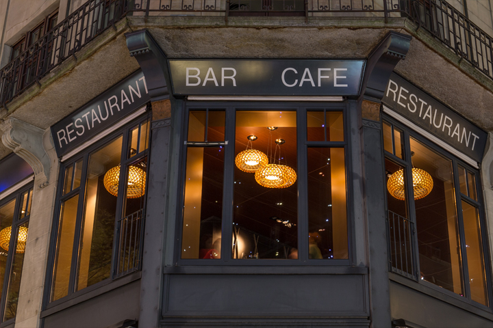 Золотые подвесные светильники ресторана-бара Aurora в Швейцарии