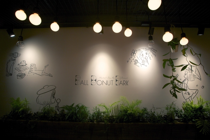 Респектабельный интерьер магазина-кафе Ball Donut Park