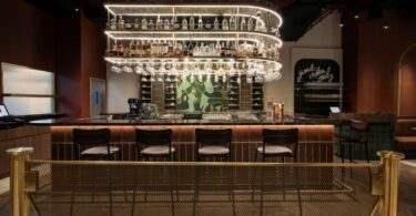 барная стойка Jones Social в Дубае