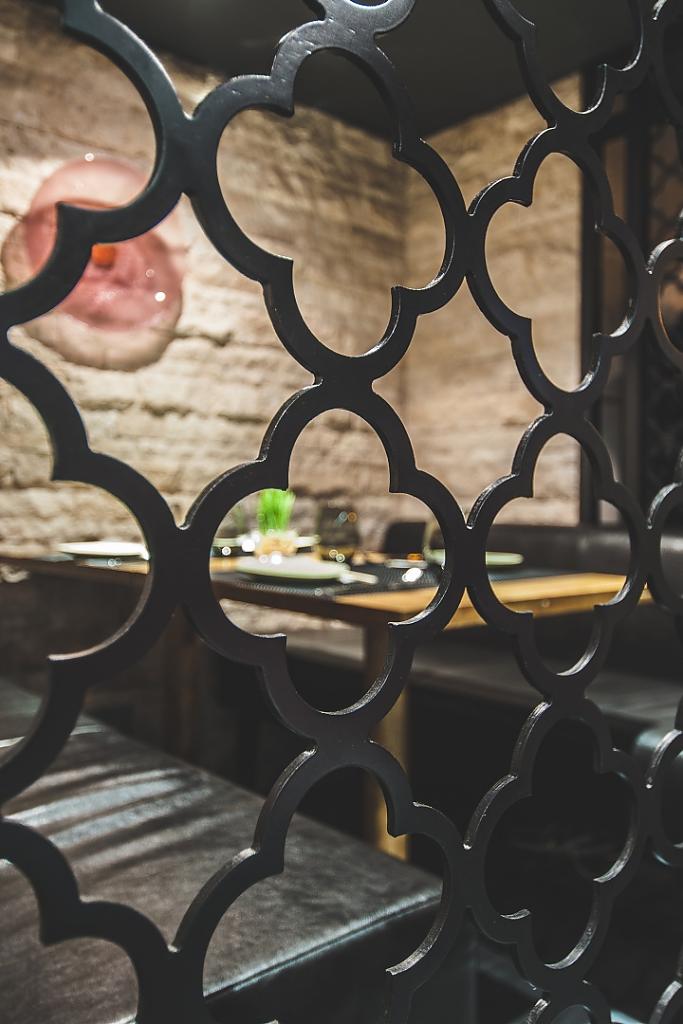 Металлическая перегородка в восточном стиле ресторана-бара Barbacoa в Украине