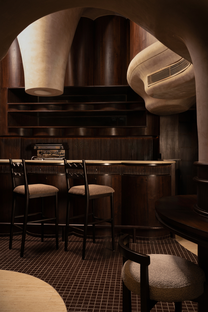 барная стойка и стулья CallMe Ten Restaurant