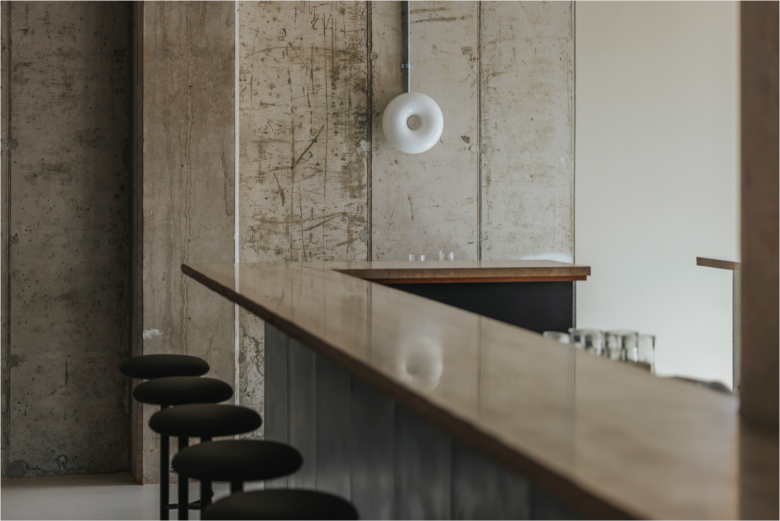 барная стойка Canal restaurant вблизи