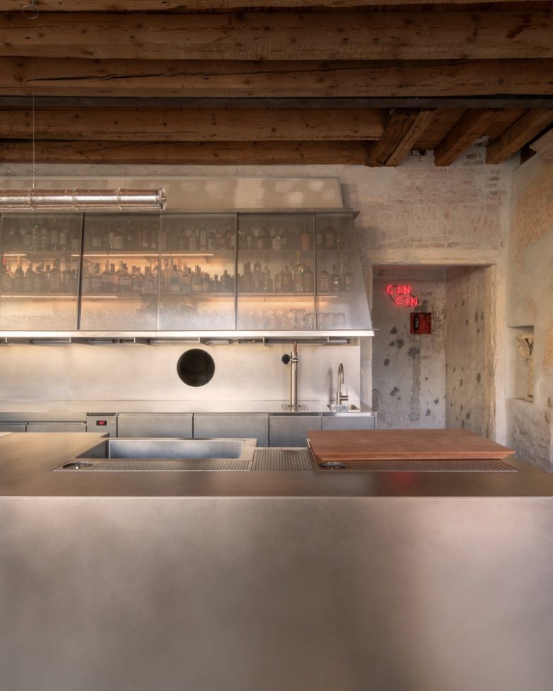 барная стойка и витрина с бутылками Caffè Nazionale