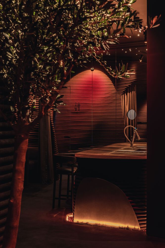 барная стойка рядом с зеленью MYATA Platinum Lounge and Restaurant