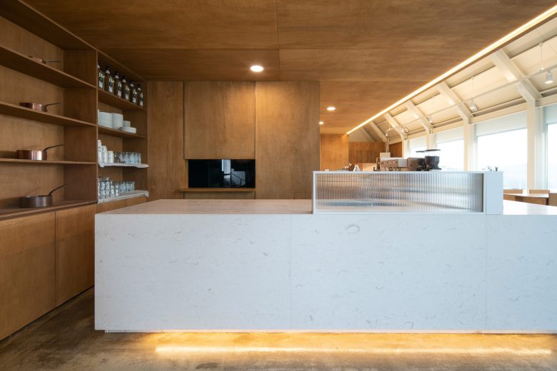 барная стойка с витриной May Day Cafe вид сбоку